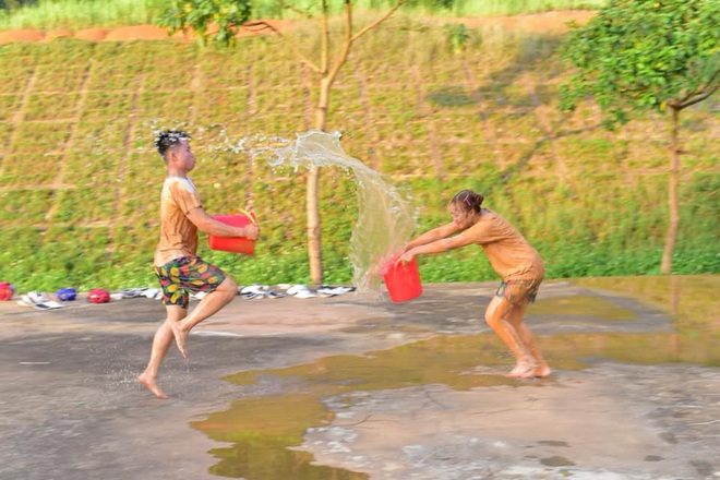 Đang yên đang lành học trò tự ném nhau vào vũng bùn chụp kỷ yếu, tuy bẩn nhưng lại vui vẻ ra trò đấy! - Ảnh 5.