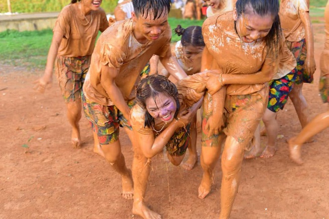 Đang yên đang lành học trò tự ném nhau vào vũng bùn chụp kỷ yếu, tuy bẩn nhưng lại vui vẻ ra trò đấy! - Ảnh 1.