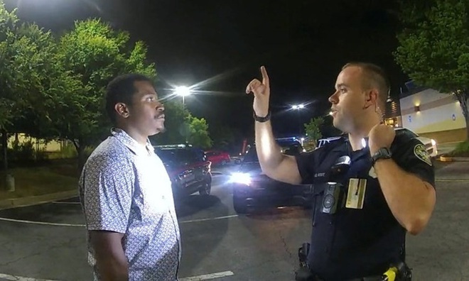 Video khoảnh khắc cuối cùng của người đàn ông da màu bị cảnh sát Mỹ bắn chết hé lộ những tình tiết bất ngờ - Ảnh 5.