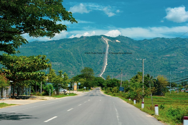 Một ngọn đèo được cho là “ngoạn mục” nhất Việt Nam với dốc thẳng đứng khi nhìn từ xa, chỉ xem ảnh thì chắc chắn ai cũng ăn “cú lừa” - Ảnh 9.