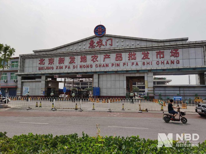 Th&ecirc;m 10 khu d&acirc;n cư bị phong tỏa: Nguy cơ Covid-19 l&acirc;y lan ở Bắc Kinh rất cao - Ảnh 1.