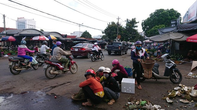 Từ vụ tai nạn thảm khốc ở Đắk Nông: Buôn bán lấn chiếm lòng lề đường bất chấp hiểm nguy - Ảnh 2.