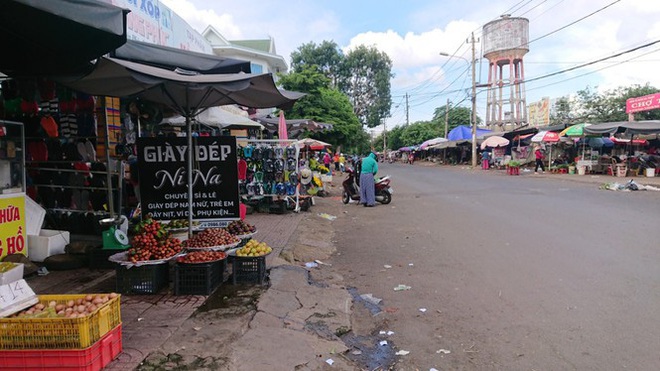 Từ vụ tai nạn thảm khốc ở Đắk Nông: Buôn bán lấn chiếm lòng lề đường bất chấp hiểm nguy - Ảnh 3.