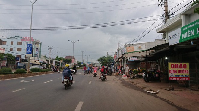 Từ vụ tai nạn thảm khốc ở Đắk Nông: Buôn bán lấn chiếm lòng lề đường bất chấp hiểm nguy - Ảnh 4.