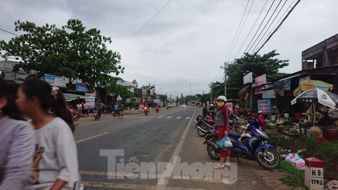 Từ vụ tai nạn thảm khốc ở Đắk Nông: Buôn bán lấn chiếm lòng lề đường bất chấp hiểm nguy - Ảnh 5.