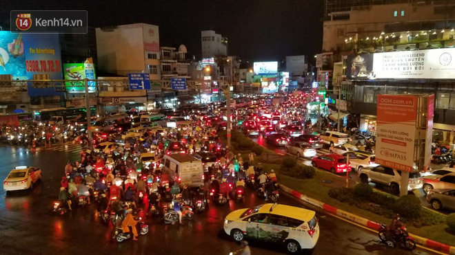 TP.HCM: Mưa mịt mù, người dân hoảng loạn vì ngập nước lút bánh xe, ùn tắc kéo dài tại ngã tư Hàng Xanh - Ảnh 11.