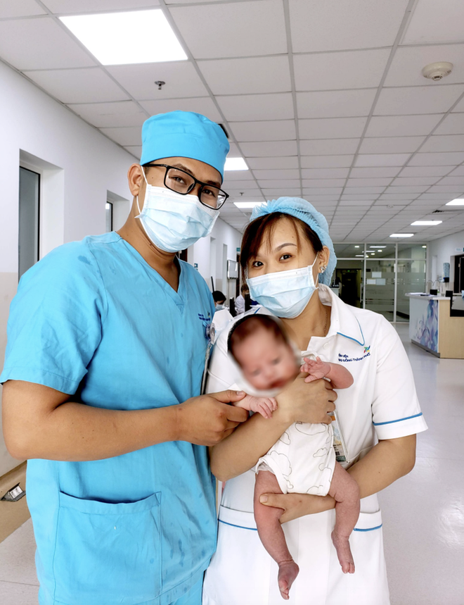 TP.HCM: B&eacute; trai bị bỏ rơi tại lavabo kh&aacute;ch sạn kh&ocirc;ng c&oacute; cha mẹ đến nhận, phải chuyển v&agrave;o viện mồ c&ocirc;i - Ảnh 3.