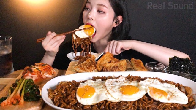 Nữ Youtuber Mukbang khiến cư dân mạng đổ rần rần vì sự xinh đẹp: còn được khen giống Han So Hee, Ryujin với Kang Ha Na - Ảnh 3.