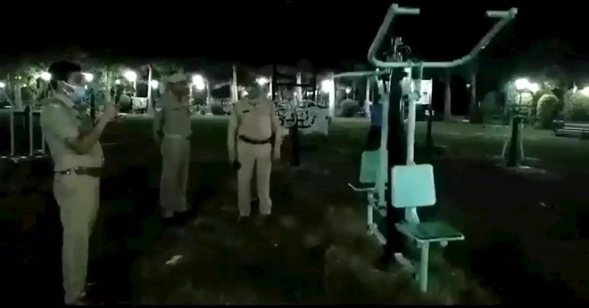 Cảnh sát Ấn Độ hết hồn vì nửa đêm gặp 2 hồn ma đang hăng say... tập gym ngoài công viên - Ảnh 2.