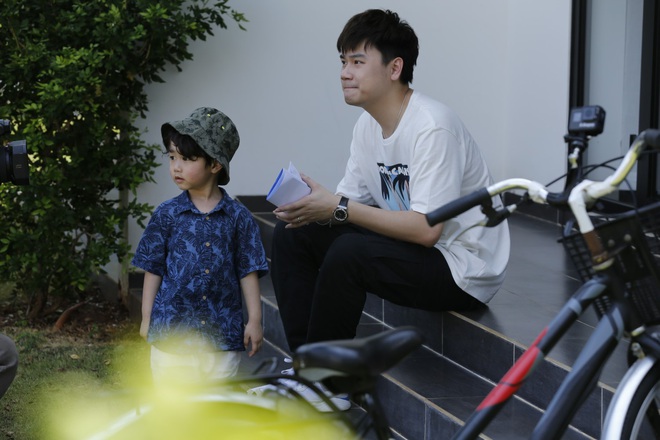 Nhóc Andy nhà Thu Trang mải mê ngắm bé Sol múa trong chuyến du lịch biển - Ảnh 6.