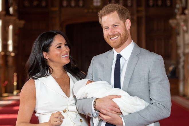 Hoàng tử Archie-con trai của Meghan và Harry có khả năng không được về lại Anh Quốc vì Công ước Quốc tế từ 40 năm trước - Ảnh 2.