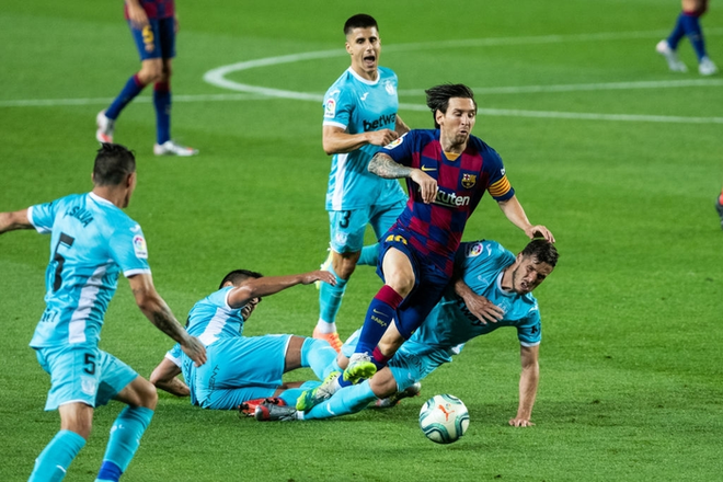 Khoảnh khắc đối thủ vứt hết liêm sỉ để ngăn cản Messi: Khán giả bối rối không biết đang xem bóng đá hay bóng bầu dục - Ảnh 2.