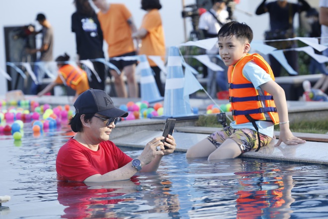 Nhóc Andy nhà Thu Trang mải mê ngắm bé Sol múa trong chuyến du lịch biển - Ảnh 7.