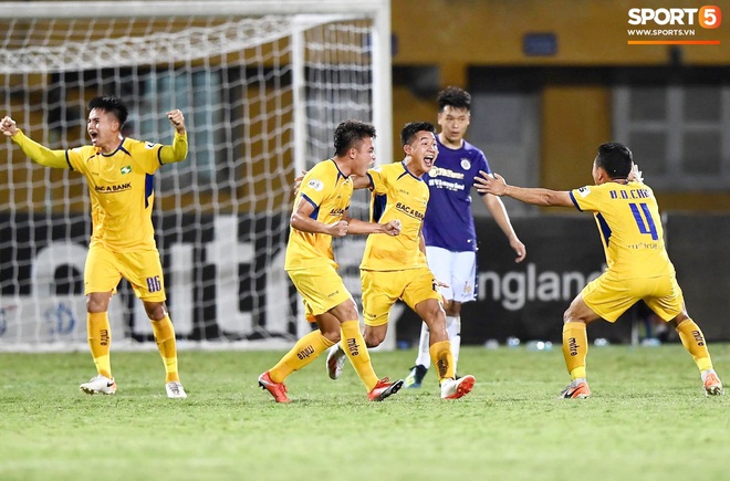 Vòng 6 V.League 2020: Công Phượng đối mặt với nhiệm vụ khó nhất Việt Nam tại quê hương - Ảnh 1.