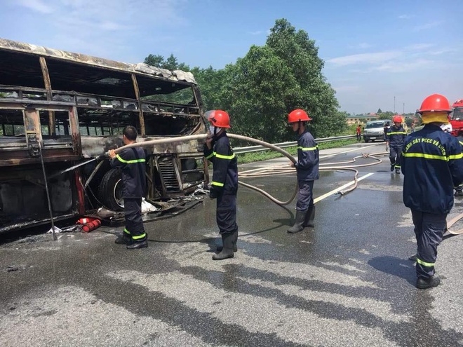 Xe giường nằm bất ngờ bốc cháy trên cao tốc, 11 người thoát chết trước “miệng lửa” - Ảnh 3.