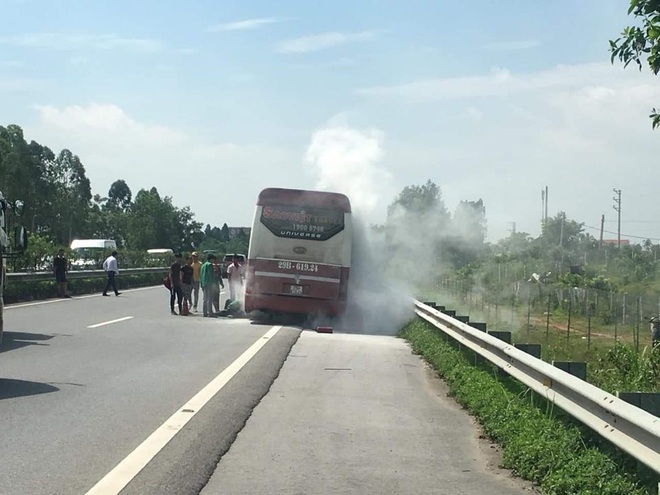 Xe giường nằm bất ngờ bốc cháy trên cao tốc, 11 người thoát chết trước “miệng lửa” - Ảnh 2.