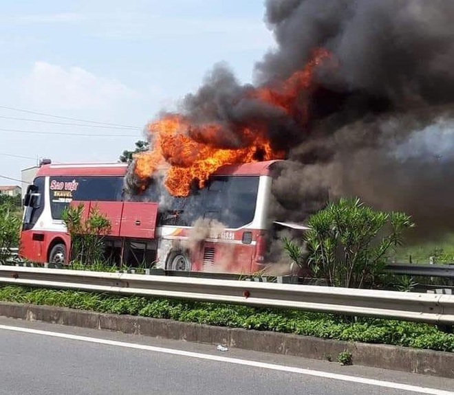 Xe giường nằm bất ngờ bốc cháy trên cao tốc, 11 người thoát chết trước “miệng lửa” - Ảnh 1.