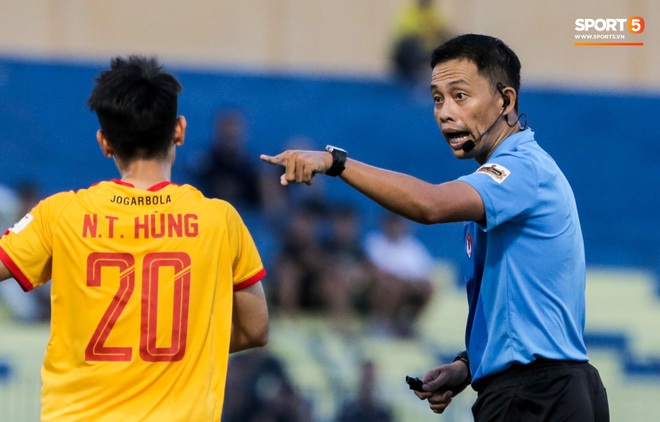 Tuyển thủ U23 Việt Nam bị trọng tài chính dằn mặt cực gắt, dập tắt nóng giận trong tíc tắc - Ảnh 3.