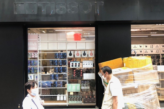 Khi Prada, Tissot sắp thành... hàng lẩu: Tình cảnh thê lương đang xảy ra tại con phố mua sắm đắt đỏ bậc nhất hành tinh - Ảnh 1.