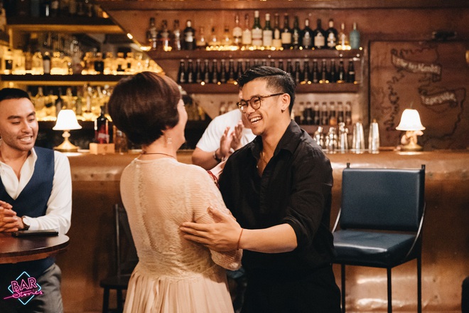 Bar Stories: Rơi nước mắt với câu chuyện của các người hùng xông vào vùng đại dịch, không lấy lương để cứu kiều bào trên thế giới - Ảnh 3.