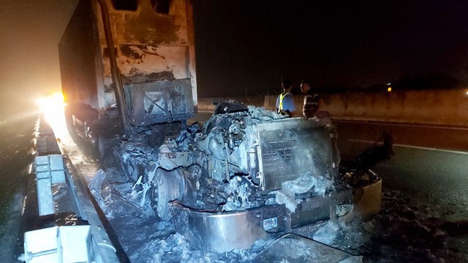 Kinh h&atilde;i cảnh xe đầu k&eacute;o ch&aacute;y th&agrave;nh than tr&ecirc;n cao tốc TP.HCM-Trung Lương - Ảnh 2.