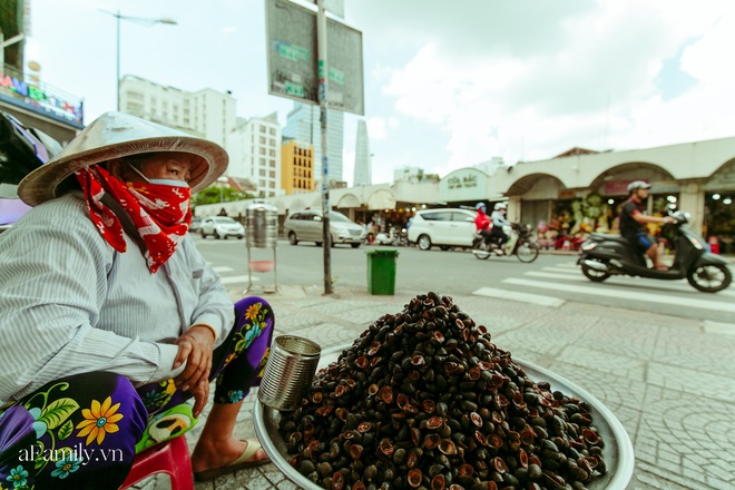 Hàng ốc xào kỳ lạ nhất Sài Gòn chỉ bán 1 món suốt 2 đời, giá tận 120k/lon ốc toàn nhà giàu hay giới sành ăn mới dám mua ship thẳng luôn sang Mỹ - Ảnh 1.