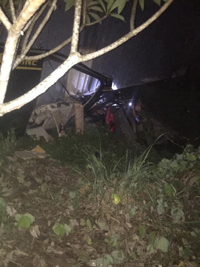 Quảng Ninh: Tai nạn kinh hoàng, xe container đè xe 16 chỗ bẹp dúm, ít nhất 2 người tử vong - Ảnh 2.