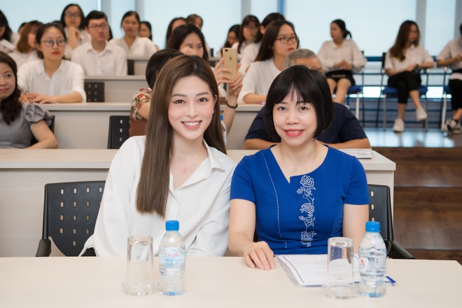 Phương Nga đạt điểm ngất ngưởng trong buổi bảo vệ luận văn tốt nghiệp, B&igrave;nh An c&oacute; h&agrave;nh động ch&uacute;c mừng g&acirc;y sốt - Ảnh 4.