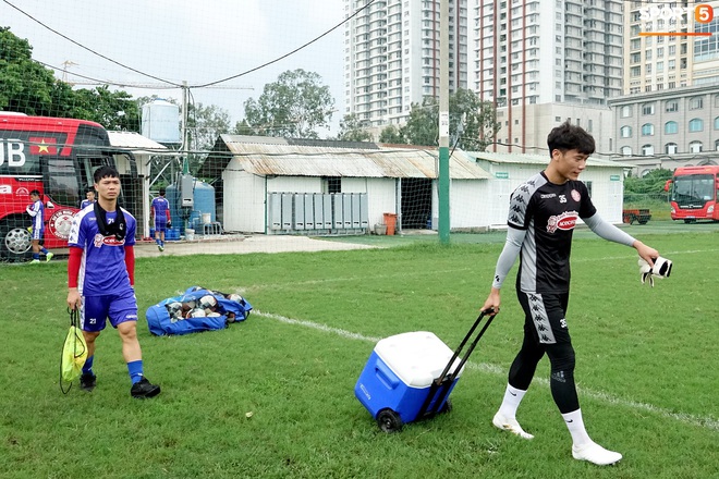 Bùi Tiến Dũng véo bụng đo mỡ thừa, sợ cơ bụng chuẩn không cần chỉnh bị che lấp - Ảnh 14.