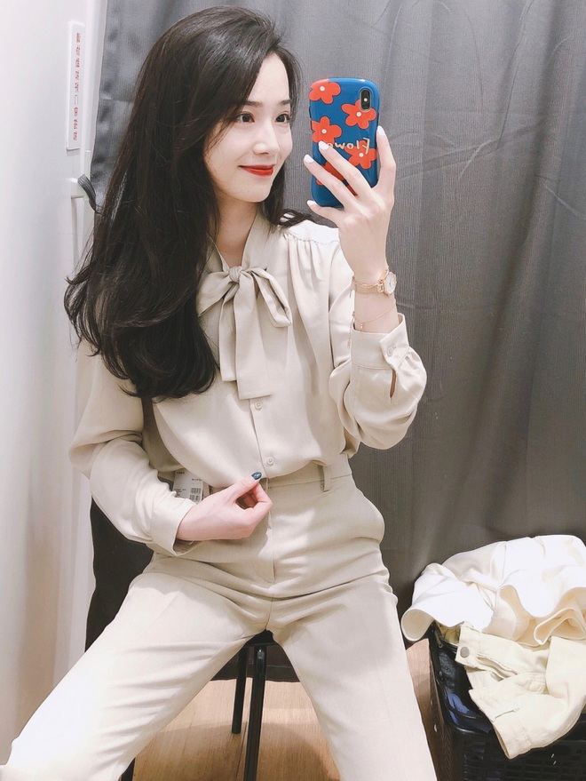 Nếu 1 ng&agrave;y ch&aacute;n sơ mi, c&aacute;c n&agrave;ng h&atilde;y thử sang &aacute;o blouse thắt nơ điệu đ&agrave; m&agrave; chanh sả - Ảnh 1.