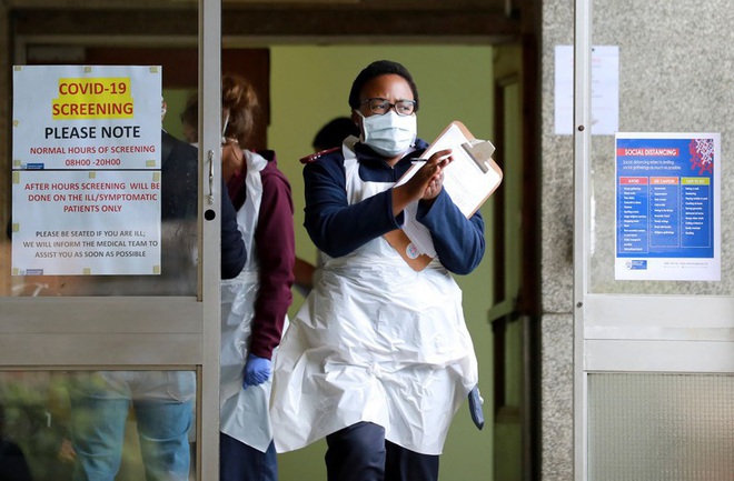 Nới lỏng hạn chế sớm, Nam Phi đối mặt với l&agrave;n s&oacute;ng dịch bệnh thứ 2 - Ảnh 1.