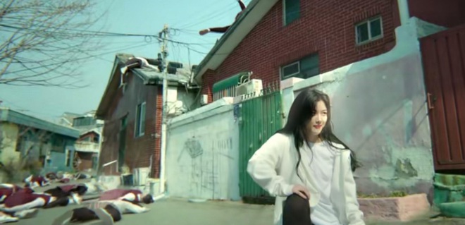 Kim Yoo Jung bay như chim xử hội bắt nạt rồi thả thính lia lịa Ji Chang Wook ở tập 1 Backstreet Rookie - Ảnh 2.