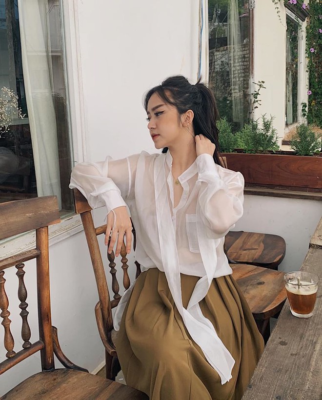 Nếu 1 ng&agrave;y ch&aacute;n sơ mi, c&aacute;c n&agrave;ng h&atilde;y thử sang &aacute;o blouse thắt nơ điệu đ&agrave; m&agrave; chanh sả - Ảnh 11.