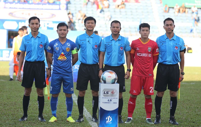 Chủ tịch CLB ở V.League bị tố lăng mạ trọng tài, mặc kệ CĐV tấn công vua áo đen - Ảnh 2.