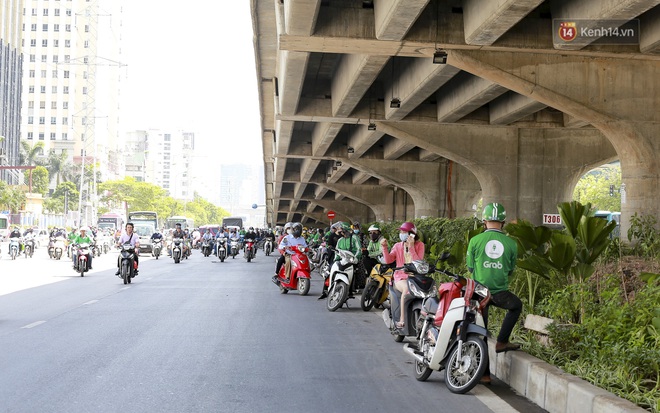 Clip: Hà Nội tiếp tục nắng nóng đỉnh điểm, người chật vật mưu sinh, người khó thở vì phải đi ngoài đường quá lâu - Ảnh 5.