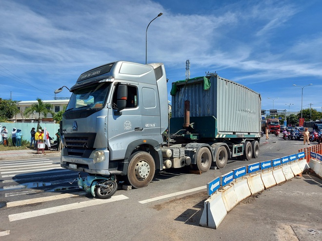 Đà Nẵng: Bị cuốn vào gầm container, bé trai 6 tuổi chết thảm, mẹ nguy kịch - Ảnh 2.