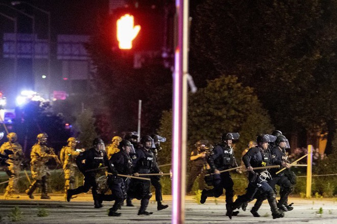 Bắn chết người trong lúc dẹp biểu tình, Cảnh sát trưởng Louisville bị sa thải - Ảnh 2.
