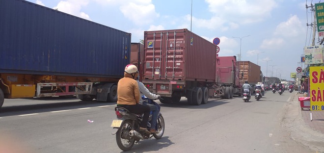 Xe tải rớt bánh lật trên quốc lộ 1A ở Sài Gòn, nhiều người thoát chết, giao thông ùn ứ kéo dài   - Ảnh 5.