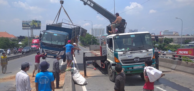 Xe tải rớt bánh lật trên quốc lộ 1A ở Sài Gòn, nhiều người thoát chết, giao thông ùn ứ kéo dài   - Ảnh 4.