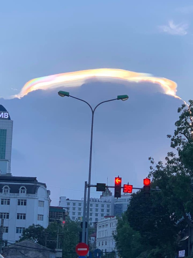 HOT: Hiện tượng mây ngũ sắc tuyệt đẹp mới xuất hiện tại Việt Nam, dân tình thích thú khoe ảnh cực ảo - Ảnh 1.