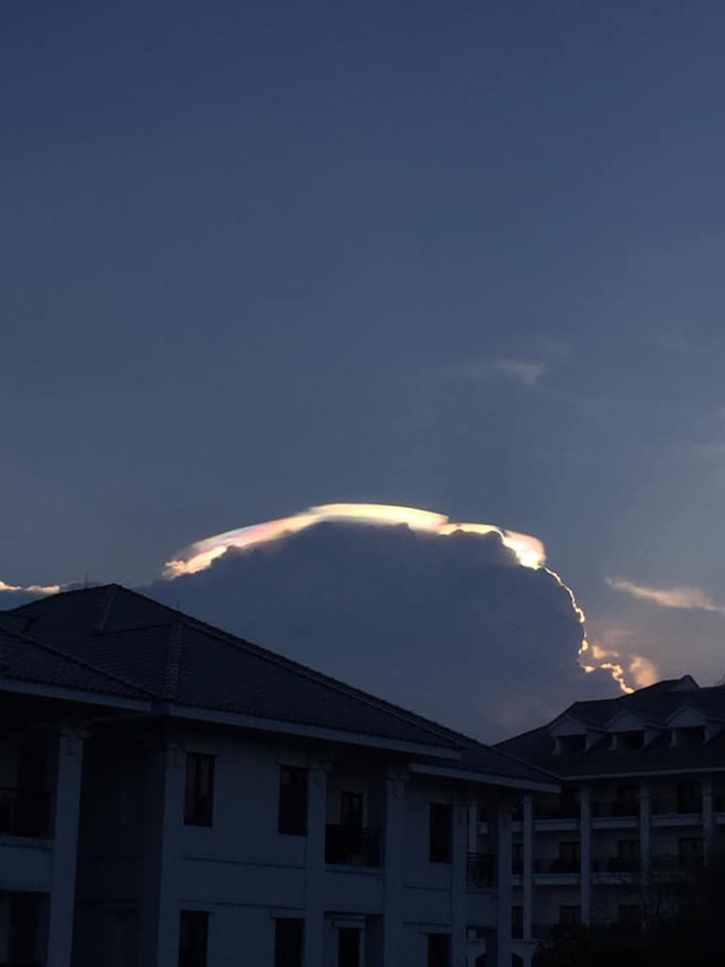 HOT: Hiện tượng mây ngũ sắc tuyệt đẹp mới xuất hiện tại Việt Nam, dân tình thích thú khoe ảnh cực ảo - Ảnh 5.