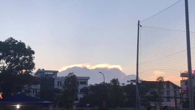 HOT: Hiện tượng mây ngũ sắc tuyệt đẹp mới xuất hiện tại Việt Nam, dân tình thích thú khoe ảnh cực ảo - Ảnh 11.