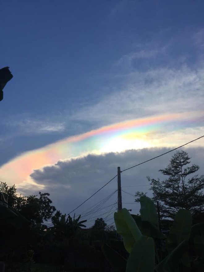 HOT: Hiện tượng mây ngũ sắc tuyệt đẹp mới xuất hiện tại Việt Nam, dân tình thích thú khoe ảnh cực ảo - Ảnh 9.