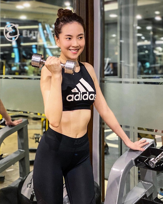 MC Mai Ngọc hóa ra cũng sexy ra trò, diện đồ gợi cảm khoe body và cơ bụng săn chắc chẳng thua chị kém em  - Ảnh 2.