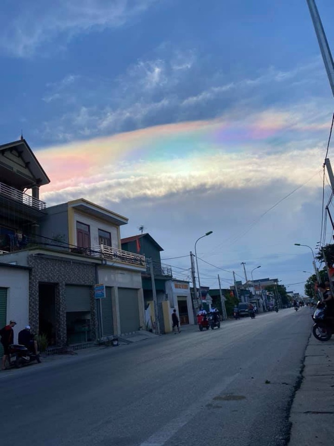 HOT: Hiện tượng mây ngũ sắc tuyệt đẹp mới xuất hiện tại Việt Nam, dân tình thích thú khoe ảnh cực ảo - Ảnh 8.