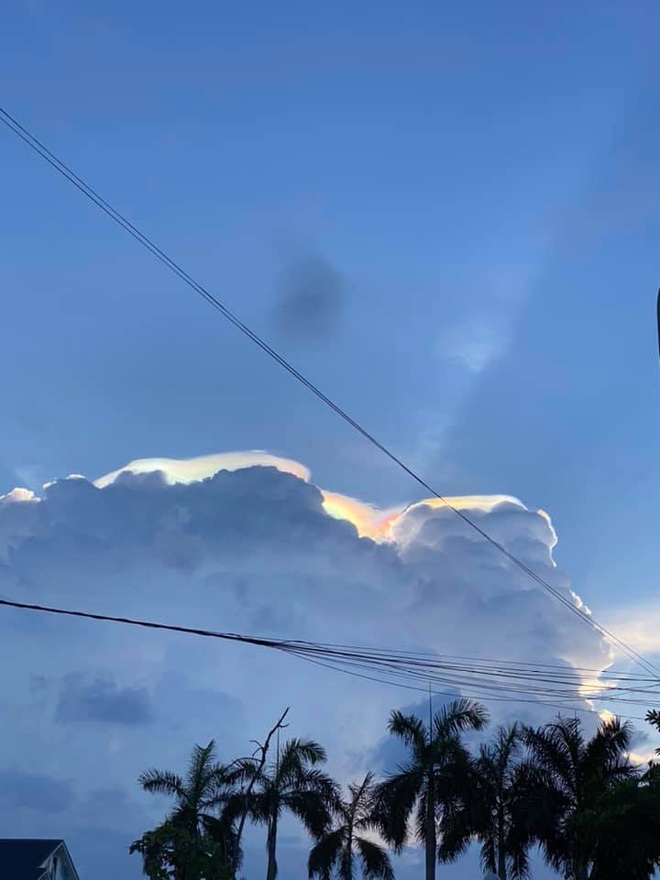 HOT: Hiện tượng mây ngũ sắc tuyệt đẹp mới xuất hiện tại Việt Nam, dân tình thích thú khoe ảnh cực ảo - Ảnh 10.