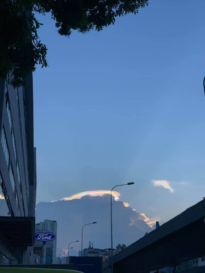 HOT: Hiện tượng mây ngũ sắc tuyệt đẹp mới xuất hiện tại Việt Nam, dân tình thích thú khoe ảnh cực ảo - Ảnh 4.