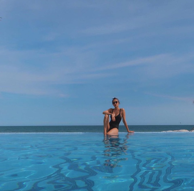 H&agrave; Tăng tự tin khoe mặt kh&ocirc;ng son phấn, c&ograve;n để lưng trần gợi cảm trong chuyến đi du lịch với hội bạn th&acirc;n - Ảnh 6.