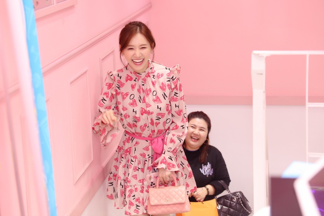 Hari Won hack tuổi v&agrave; diện v&aacute;y hồng đẹp rạng rỡ, vỡ o&agrave; hạnh ph&uacute;c trong tiệc sinh nhật sớm - Ảnh 2.