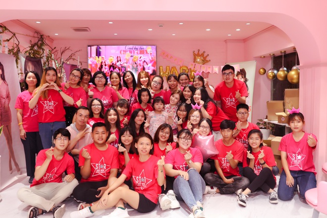 Hari Won hack tuổi v&agrave; diện v&aacute;y hồng đẹp rạng rỡ, vỡ o&agrave; hạnh ph&uacute;c trong tiệc sinh nhật sớm - Ảnh 12.